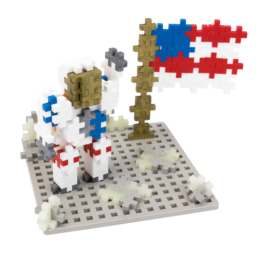 Baseplate Builder - Moon astronaut and flag build