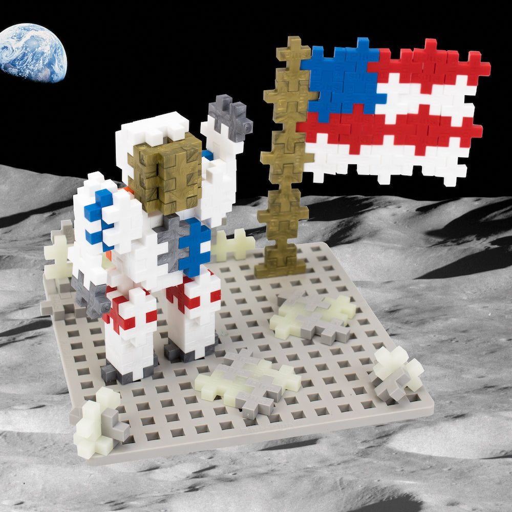 Baseplate Builder - Moon astronaut and flag on the moon